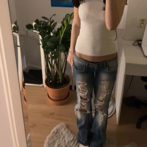 Lågmidjade jeans - Säljer dessa as snygga lågmidjade jeans då jag har alldeles för många och måste rensa ut, skriv privat för mått och mer bilder 💞( de är sydda till extra lågmidjade !!)