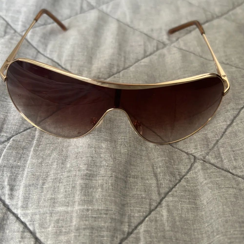 Vintage solglasögon från H&M, sälja inte längre . Övrigt.
