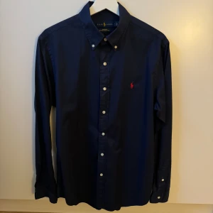 Polo Ralph Lauren skjorta  - Jag säljer min polo Ralph Lauren skjorta eftersom jag inte använder den längre. Den är exakt som ny och knappt använd