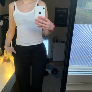 Kostymbyxor  - Svarta högmidjade/midwaist kostymbyxor som tyvärr blivit för små för mig, ganska bra skick eftersom jag använt några gånger Är 174 och dem passar mig perfekt i längden🙌  Skriv innan du trycker på ”köp”!