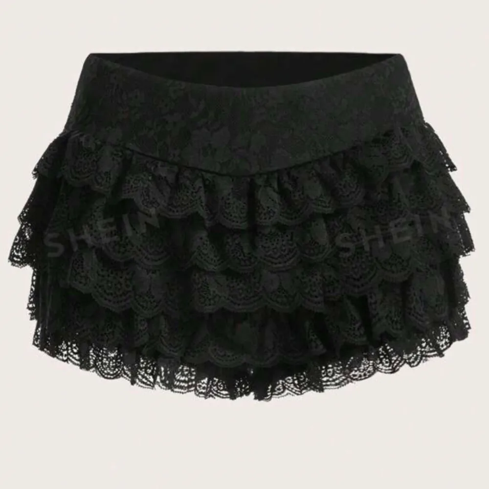 Säljer nu dessa helt nya shorts med fina detaljer som volangerna i spets! Otroligt sköna och perfekt nu tills i sommar❤️. Shorts.
