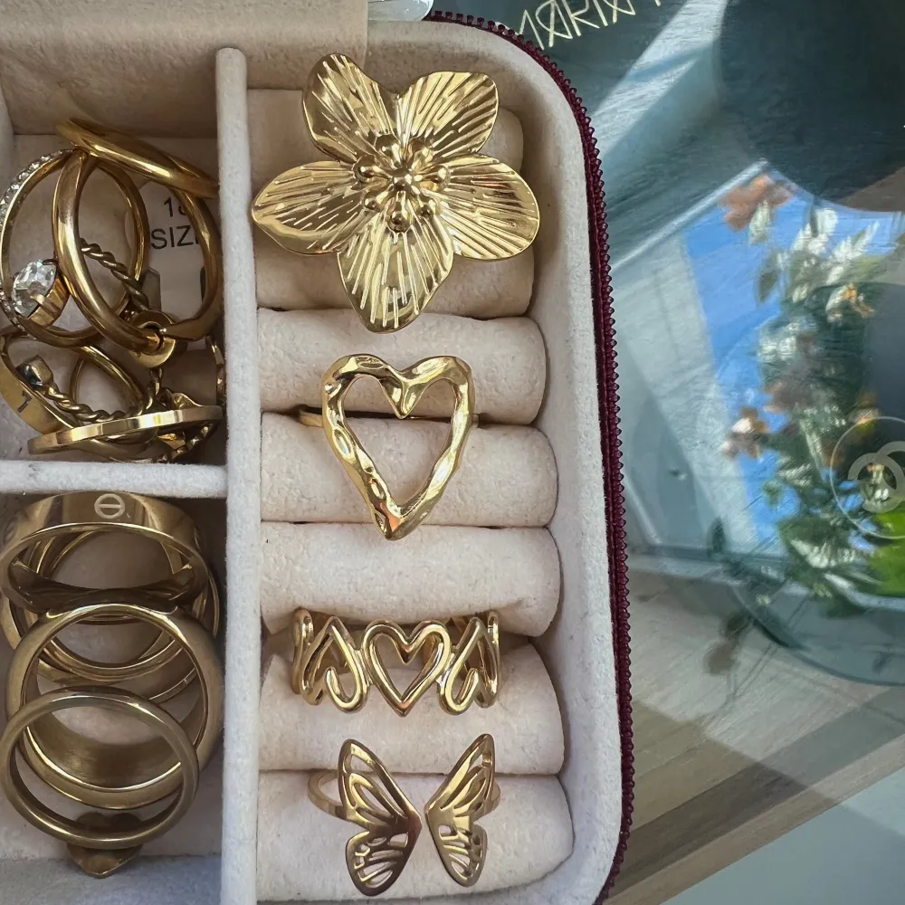 Guld fjärilsring, justerbar!  I rostfrittstål, den är aldrig använd🌺  Från Sfera  Går att köpa dem andra ringarna på min plick!🤗. Accessoarer.