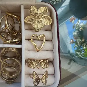 Guld fjärilsring, justerbar!  I rostfrittstål, den är aldrig använd🌺  Från Sfera  Går att köpa dem andra ringarna på min plick!🤗