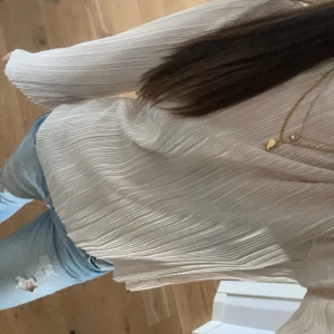 Säljer nu min superfina beiga blus från Stockholm LM💞💞 - Säljer nu min beiga blus från Stockholm LM då den inte kommer till mer användning, nyskick, EGNA BILDER💞