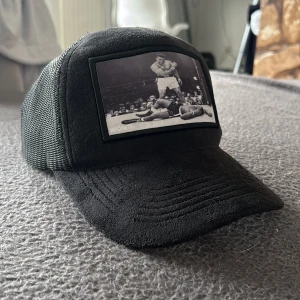Ted wonti velvet keps - Valvet keps med en bild på Muhammad Ali 9/10 i skick nu pris 389 mitt pris 250 Kan gå ner till 200 vid snabb affär  