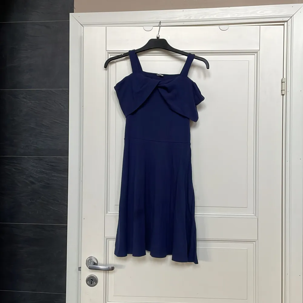 Blå knälång klänning i stl 146/152. Klänningar.