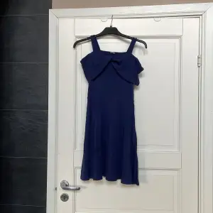 Blå knälång klänning i stl 146/152