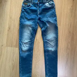 Super fina jeans som är mycket sparsamt använda från Lab industries Kappahl. Fina jeans till killar som är lite pösigare över låren för att smalna av nertill. Fina slitningar och mycket mjuka och sköna! I storlek 152.
