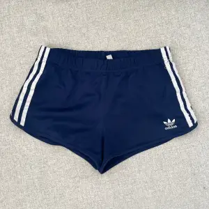 Adidas shorts med retrokänsla