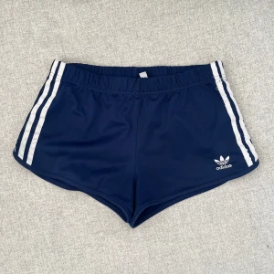 Shorts - Adidas shorts med retrokänsla