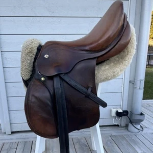 Sadel änväd på B och C ponny - Appaloosa golden star, brun  Begagnad använt skick inget sönder, sadelstropparna är utbytta.  Ingår Mattespadd(ej stiglädrena) skriv innan köp!