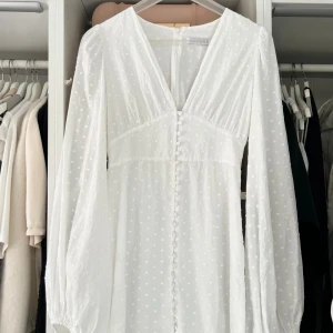 Adoore - Säljer denna fina klänning då den inte passar mig. Klänningen är i den korta modellen 🥰