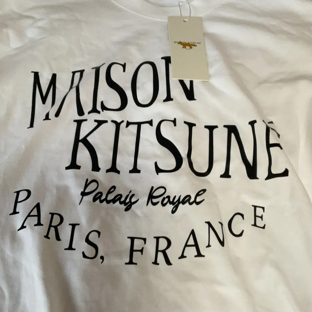 Tja,säljer nu denna maison kitsune tröjan då den var för stor för mig,skick 10/10,nypris cirka 1000,storlek medium/small. T-shirts.