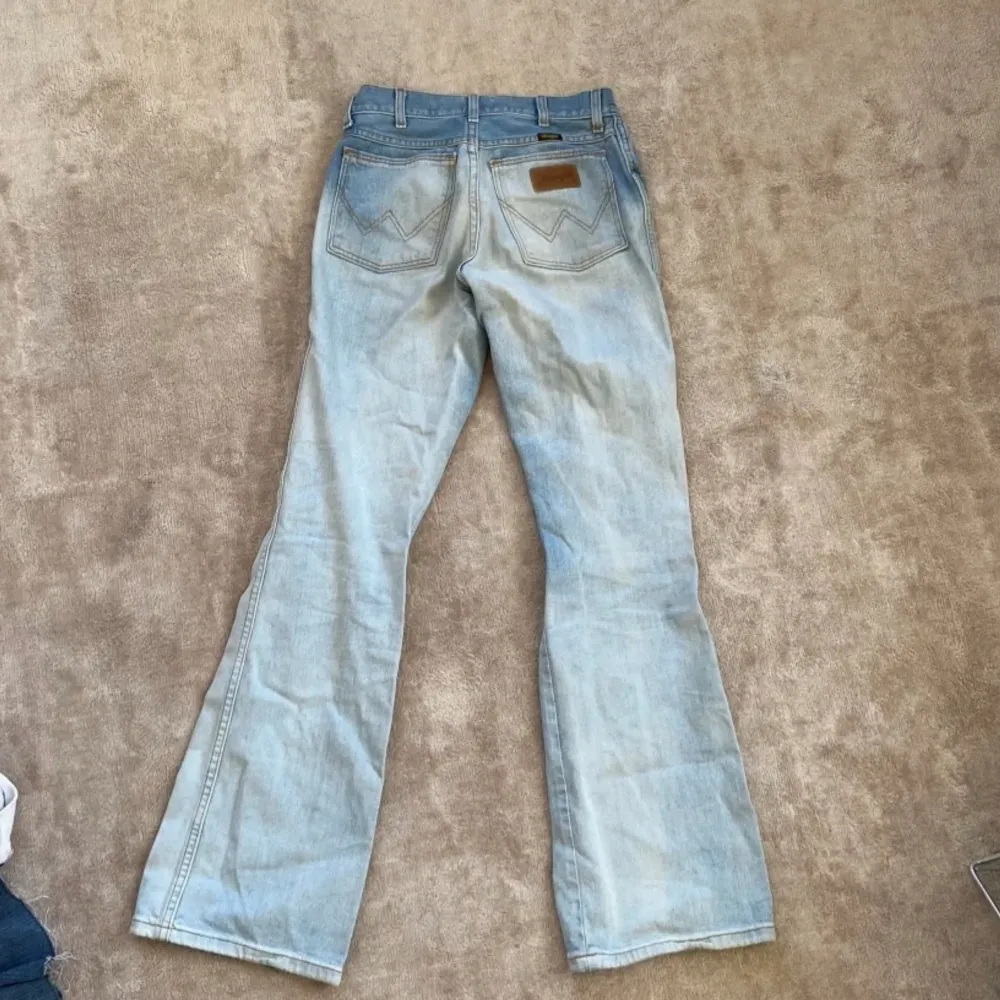 Lågmidjade jeans i ljus tvätt, köpa på plick men bra skick! . Jeans & Byxor.