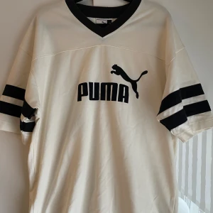 T-shirt  - Retro tröja från puma i bra skick, knappt använd. Står xs i den men jag har M och den är lite oversized för mig