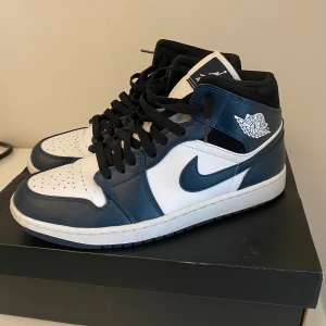 Air Jordan 1 mid  - Äkta. Knappt använda Lägger ut dessa mest för en intressekoll  (Kvitto finns)