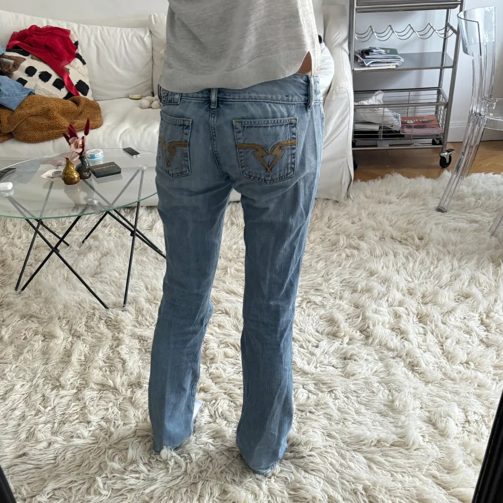 Lågmidjade bootcut jeans 💘 Passar S. Jag är 172 cm för referens . Jeans & Byxor.
