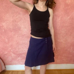 Svart linme - Linne från newbody, knappt använd. Snabb affär prioriteras! Hon på bilden är 160 cm och en xs/s.