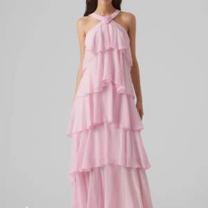 FELICIA WEDIN X VERO MODA Säljer denna slutsålda klänning från Felicia wedins kollektion med Vero Moda i storlek M 