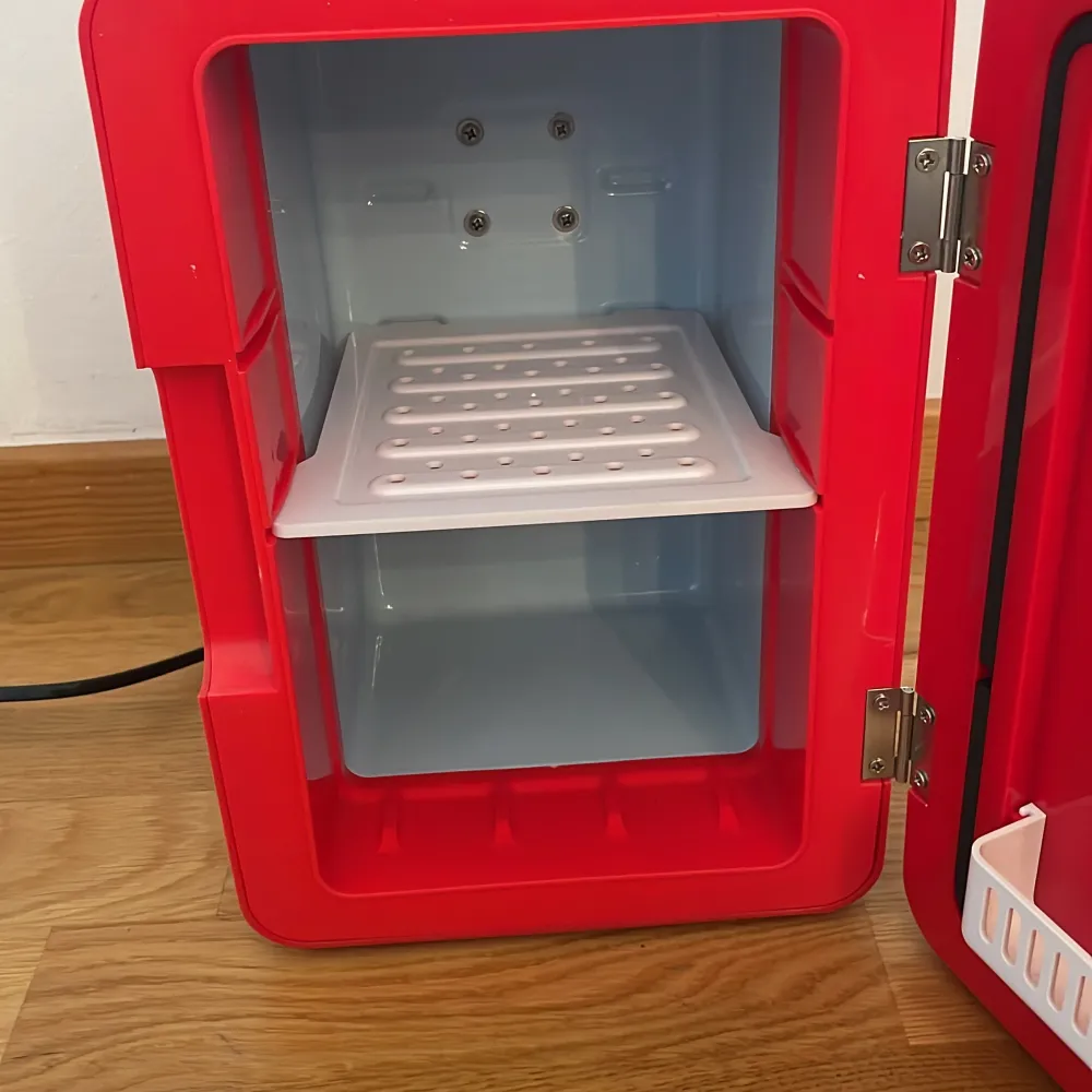 Rött mini kylskåp som man kan ha allt möjligt i men som tyvärr inte kommer till användning hos mig. . Övrigt.