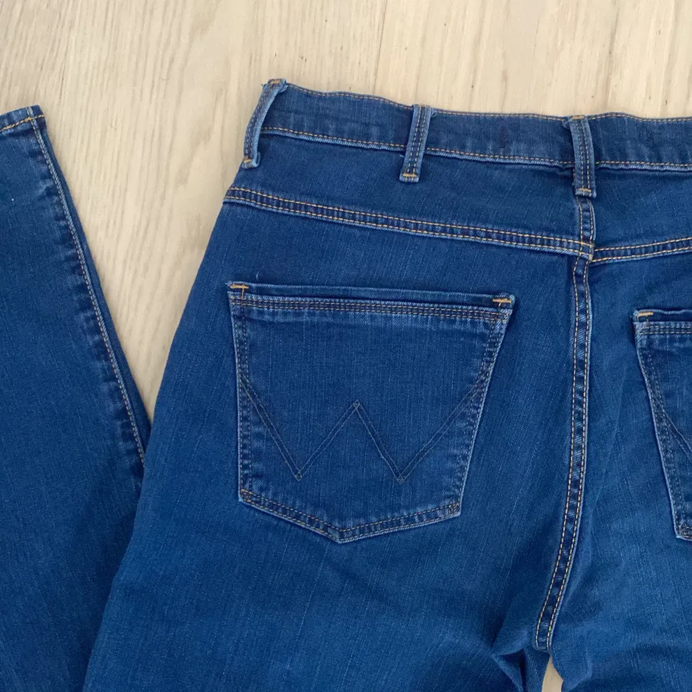 Ett par suuper snygga blå flared low waist jeans! Från ”wrangler” med ”W” på fickorna. Knappt använda, inte alls slitna. 32 i längd! Köparen står för frakten💓💓. Jeans & Byxor.