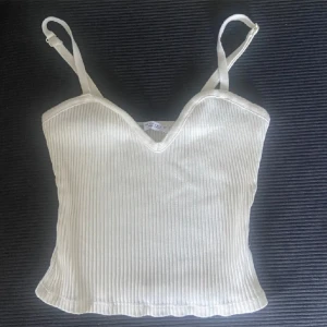 ZARA LINNE - jättefint zara linne jag knappt använt och är slutsålt! Perfekt till sommaren!! Skriv för frågor osv❤️🙏🏼