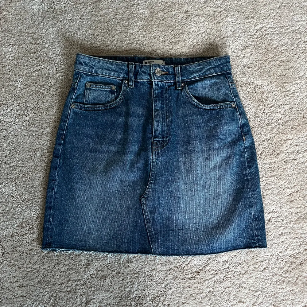 Så fin jeans kjol ifrån Gina tricot❣️Aldrig använd, helt ny! Lite ljusare färg än på bilderna, ungefär som bild 3🫶🏻storlek 36, passar s/xs🙌använd gärna köp nu!. Kjolar.