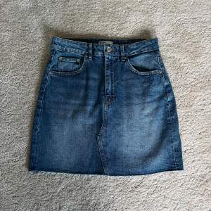 Så fin jeans kjol ifrån Gina tricot❣️Aldrig använd, helt ny! Lite ljusare färg än på bilderna, ungefär som bild 3🫶🏻storlek 36, passar s/xs🙌använd gärna köp nu!