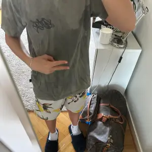 As cool eytys tröja som är i storlek Xs men oversized så mer av en S Svin cool Perfekt till sommaren Hör av dig vid minsta möjliga fråga 😁 Mvh Vincent 