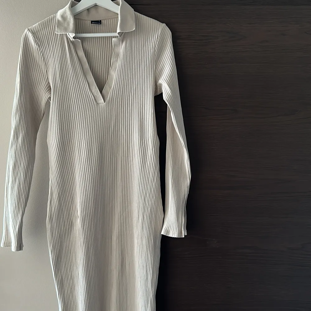 Beige ribbad klänning från Gina tricot, använd 2 gg därav i bra skick🤍 storlek L men passar mindre storlek💗. Klänningar.