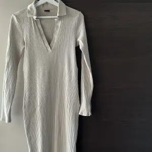 Beige ribbad klänning från Gina tricot, använd 2 gg därav i bra skick🤍 storlek L men passar mindre storlek💗