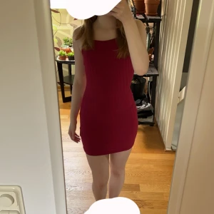 Klänning  - Säljer den då jag inte passar i rött 🙃 Inte genomskinlig! 