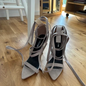 Högklackar - Puderrosa stilettklackar från Pretty Little Thing. Köpta 2019 för 600kr men aldrig använda.  