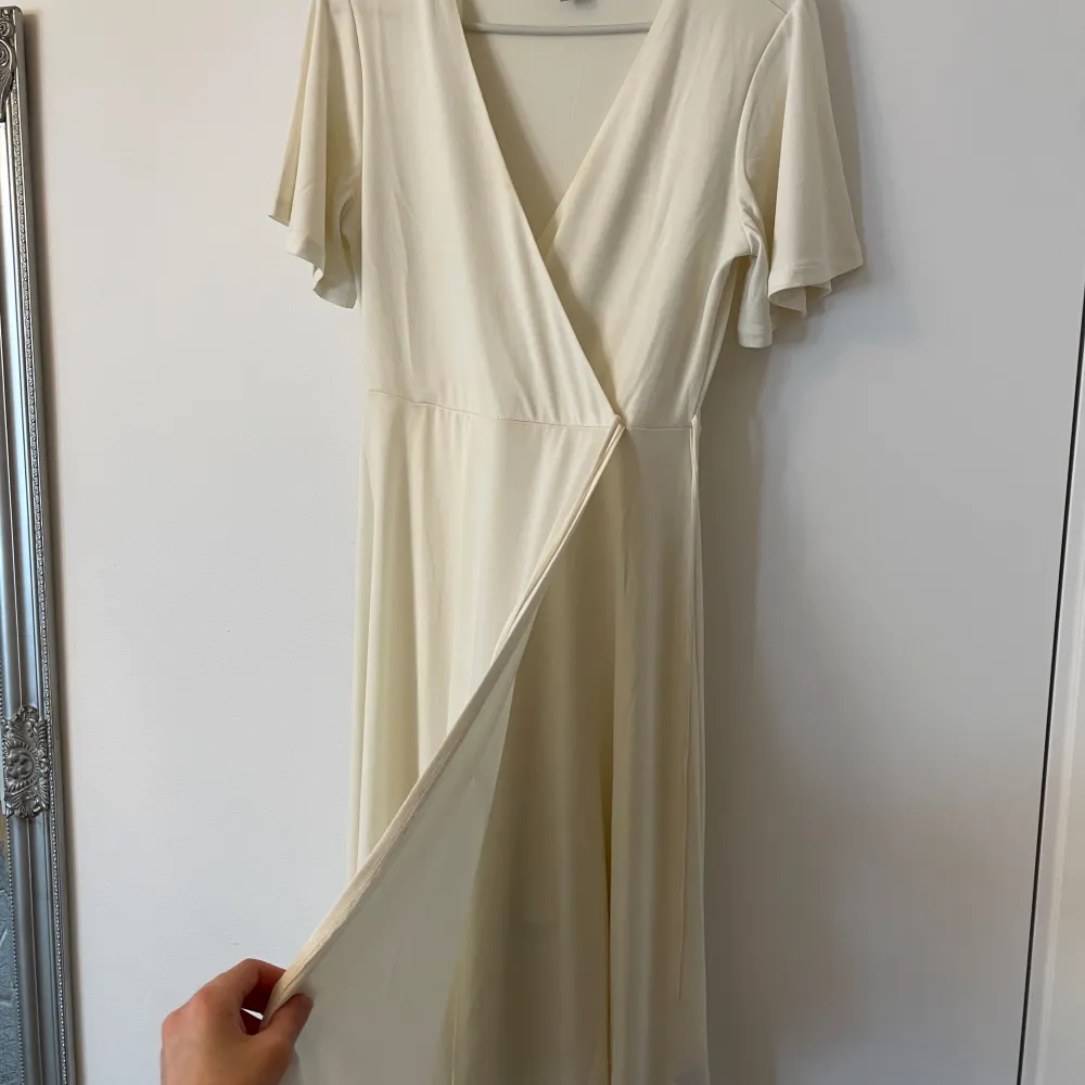 Köpte den här fina vita klänningen från H&M för 399 kr. Tog på mig den bara en gång på skolavslutningen sen så ville jag inte ha den mer, för att jag tyckte den var lite för stor för mig.💖🫶🏽. Klänningar.