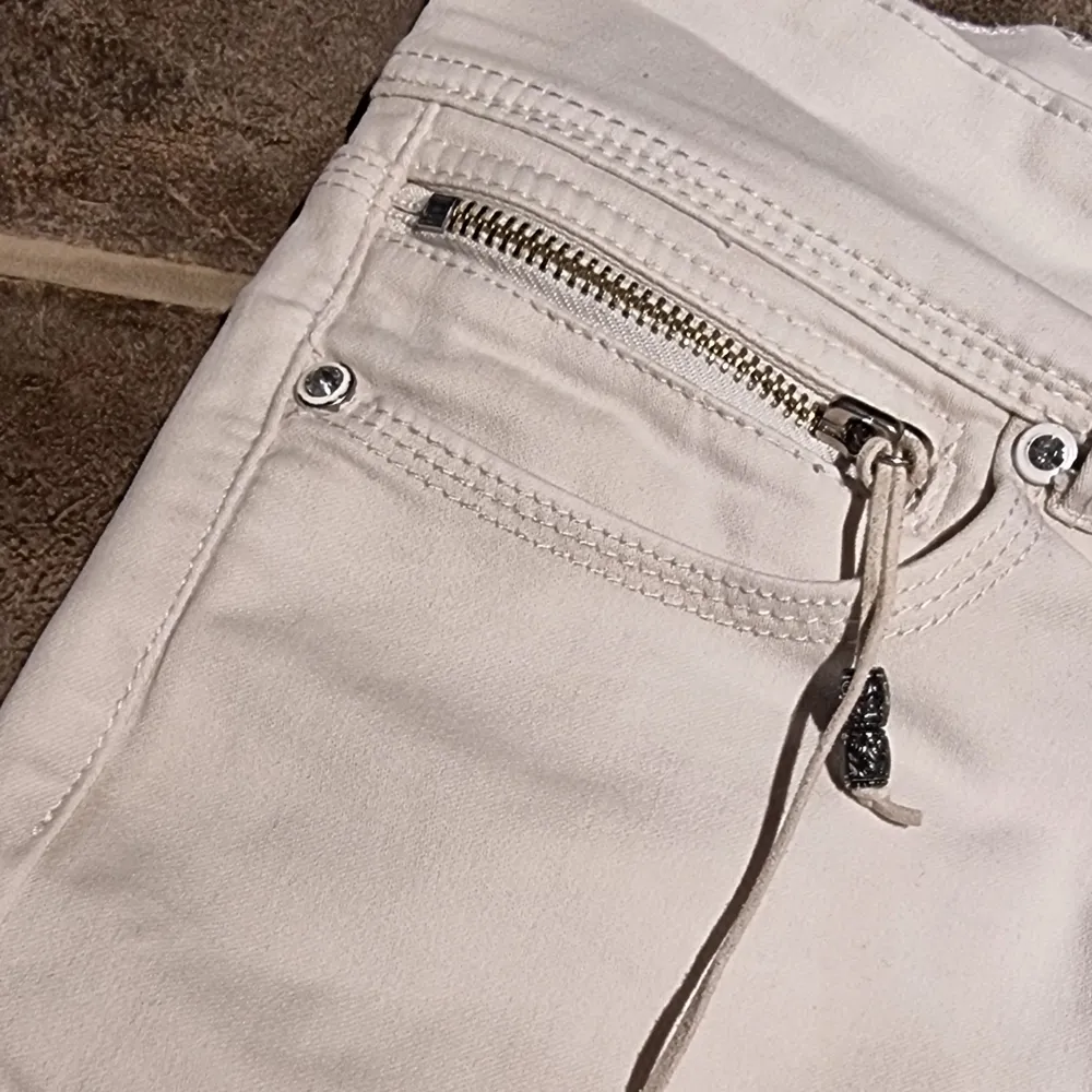 Vita lowrise jeans från Crazy Age. Coola detaljer och snitt både fram och bak. Dubbla knappar fram, varav ena knappen är utbytt. Väldigt stretchiga och sköna att ha på sig. Storlek XS/S enligt mått: Midja: 34 CM. Innerbenslängd: 82 CM.. Jeans & Byxor.