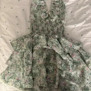 Skit snygg klänning säljer då den är för liten i bysten💕 Prrfekt till sommarn