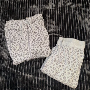 Grått mjukisett - Grått superfint mysigt och gulligt mjukissett från Cubus, fint skick. Byxorna storlek S och koftan XS men är som en S.