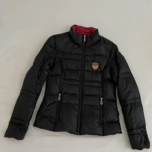 Sebago Light weight dam jacket i nyskick  - Jag fick den i present och den säljs eftersom storleken inte passar Finns i Halmstad (Kan levereras vid området) Först till kvarn  Kan fraktas emot fraktkostnaden