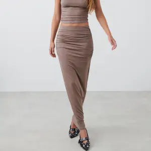 Oanvänd kjol med prislapp på, säljer även matchande toppen fast långärmat om man är intresserad 