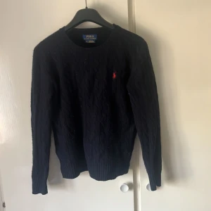 Kashmir ralph lauren tröja - Riktigt skön och snygg kabelstickad ralphlauren tröja 90% Wool och 10% cashmere Bra skick Kom gärna med bud!