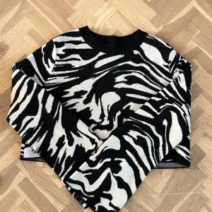 Croppad zebra mönstrad tröja ifrån hm. Står ingen storlek men skulle säga S. 