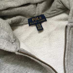 Säljer skit snygg Polo hoodie i perfekt skick!  Ny pris: 1250kr Vårat pris: 550kr