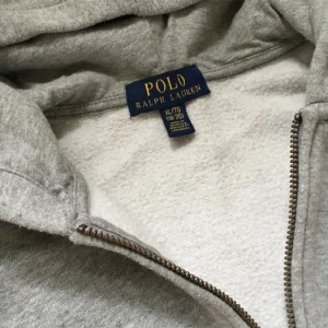 Hoodie - Säljer skit snygg Polo hoodie i perfekt skick!  Ny pris: 1250kr Vårat pris: 550kr