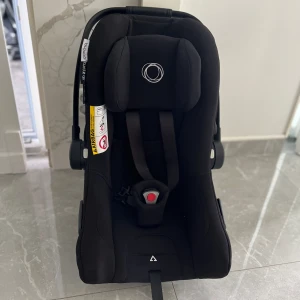 babyskydd från bugaboo med adaptern. - Babyskydd med adaptern, använd endast två tillfällen. Helt ny.  Mitt pris 2000. För stolen och adaptern.