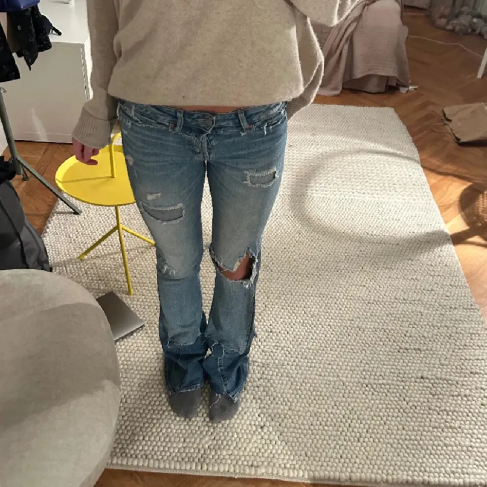 Säljer nu mina Såå snygga jeans då jag inte får användning av dom längre. Själva modellen på jeansen är att dom är slitna. Jeansen är använda men har inga defekter ❤️kom privat för mått osv! Pris kan diskuteras . Jeans & Byxor.