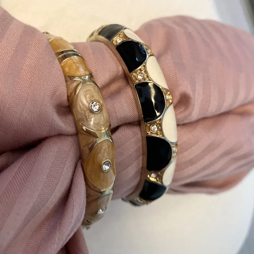 Två snygga vintage armband! Saknas en ”diamant” på den pärl liknande. Båda för 100 spänn🤟🏽. Accessoarer.