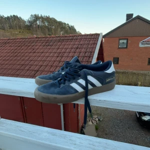 Adidas matchbreak super - Ett par feta adidas matchbreak super i hyfsat bra skick, köpta i somras och inte använt dem särskilt mycket. 