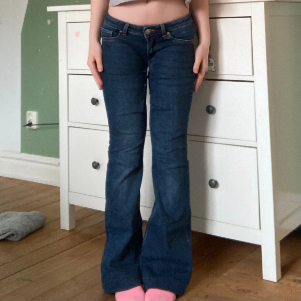 Blå jeans från HM som jag har sytt om till lågmidjade.  Midjemått tvärs över är 36 cm, grenhöjd 17 cm och innerbens längden är 72 cm. Men de går att sprätta upp yttligare 5 cm därför att de är uppsydda vid längden, jag kan göra det om det behövs💗. Jeans & Byxor.