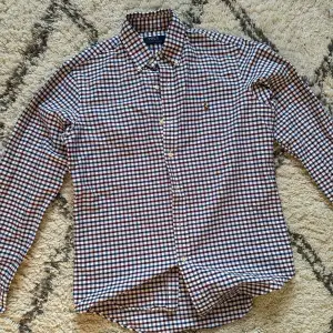 Ralph Lauren Skjorta ~ Storlek: S ~ Skick: 9/10 använd fåtal gånger ~ Nypris går för runt 1000-1200kr, säljer för endast 450kr ~ Vid intresse skriv DM.