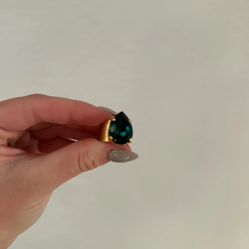 Säljer denna fina ring från Caroline Svedbom i färgen emerald💚har inga defekter . Accessoarer.